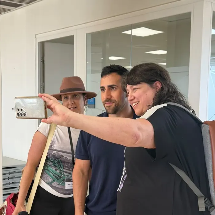 משתתפות מצטלמות עם יהב רובין אחרי ההרצאה