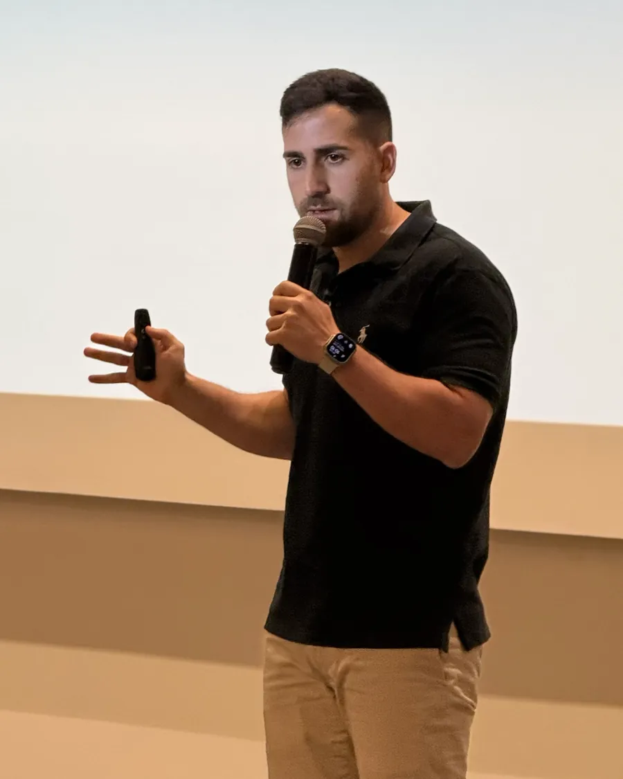 יהב רובין מרצה על הבמה